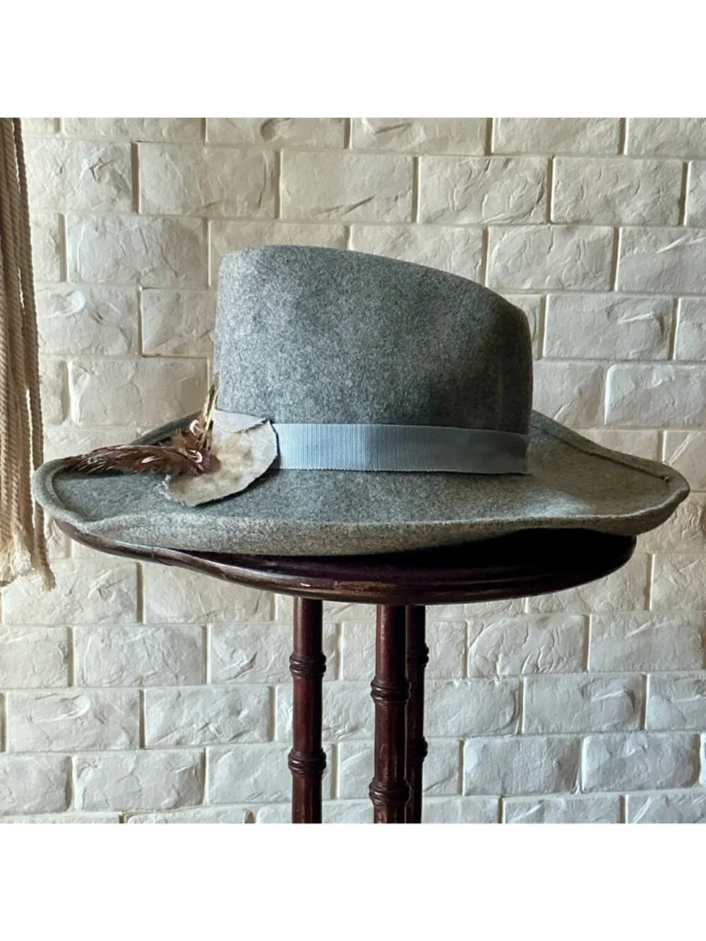 Vintage Peachfelt Grey Felt Hat Gold-Tone Horse Head Emblem + Pheasant Feather - Picture 5 of 12